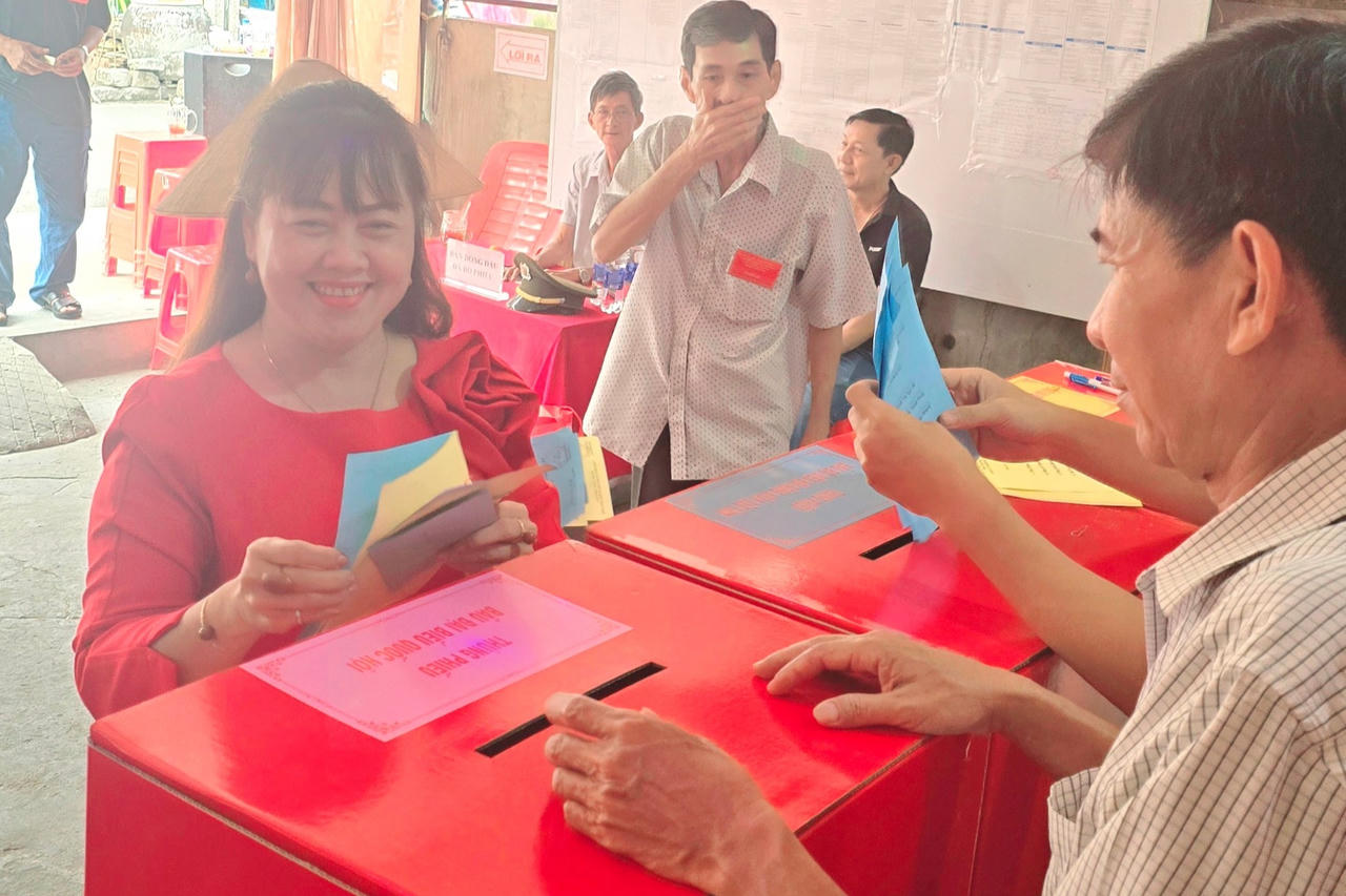 Cử tri hân hoan bỏ phiếu tại điểm bầu cử.