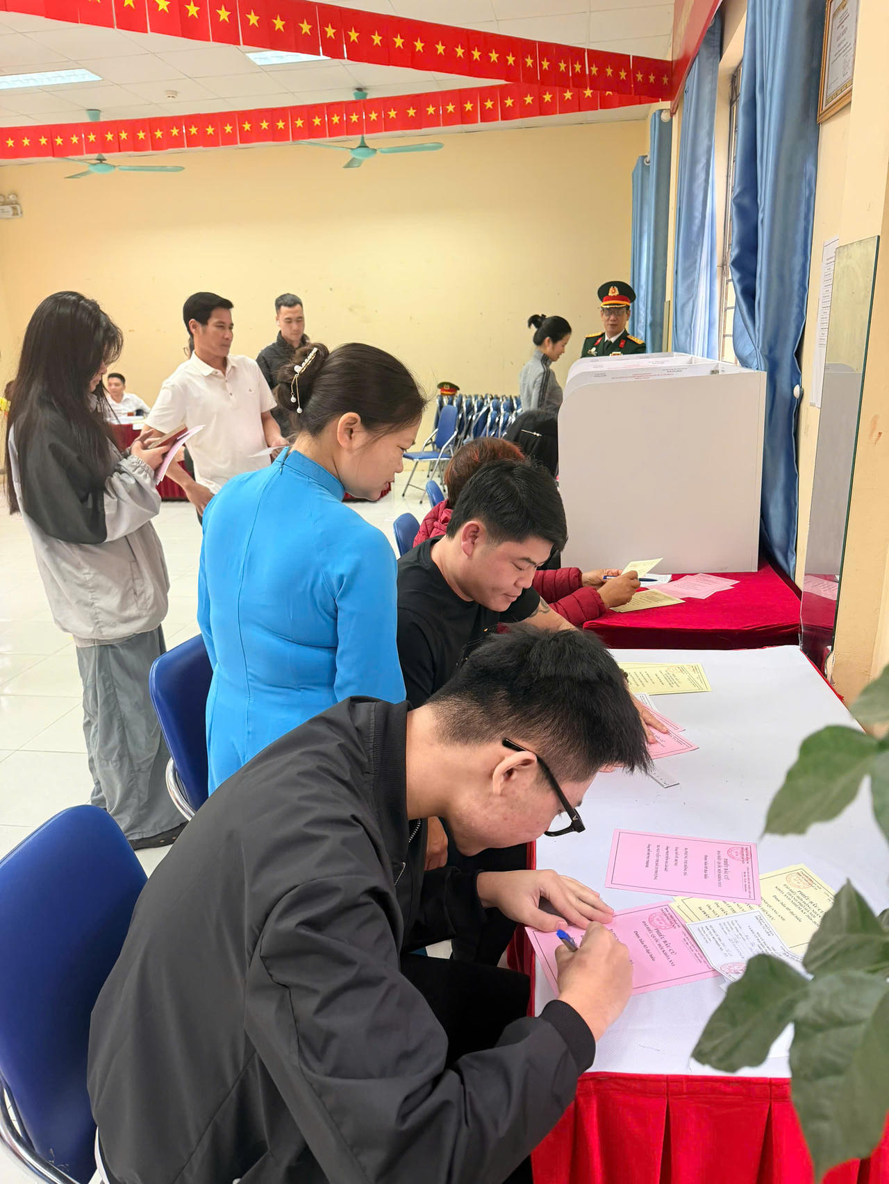 Cử tri Hà Nội hân hoan trong ngày bầu cử 