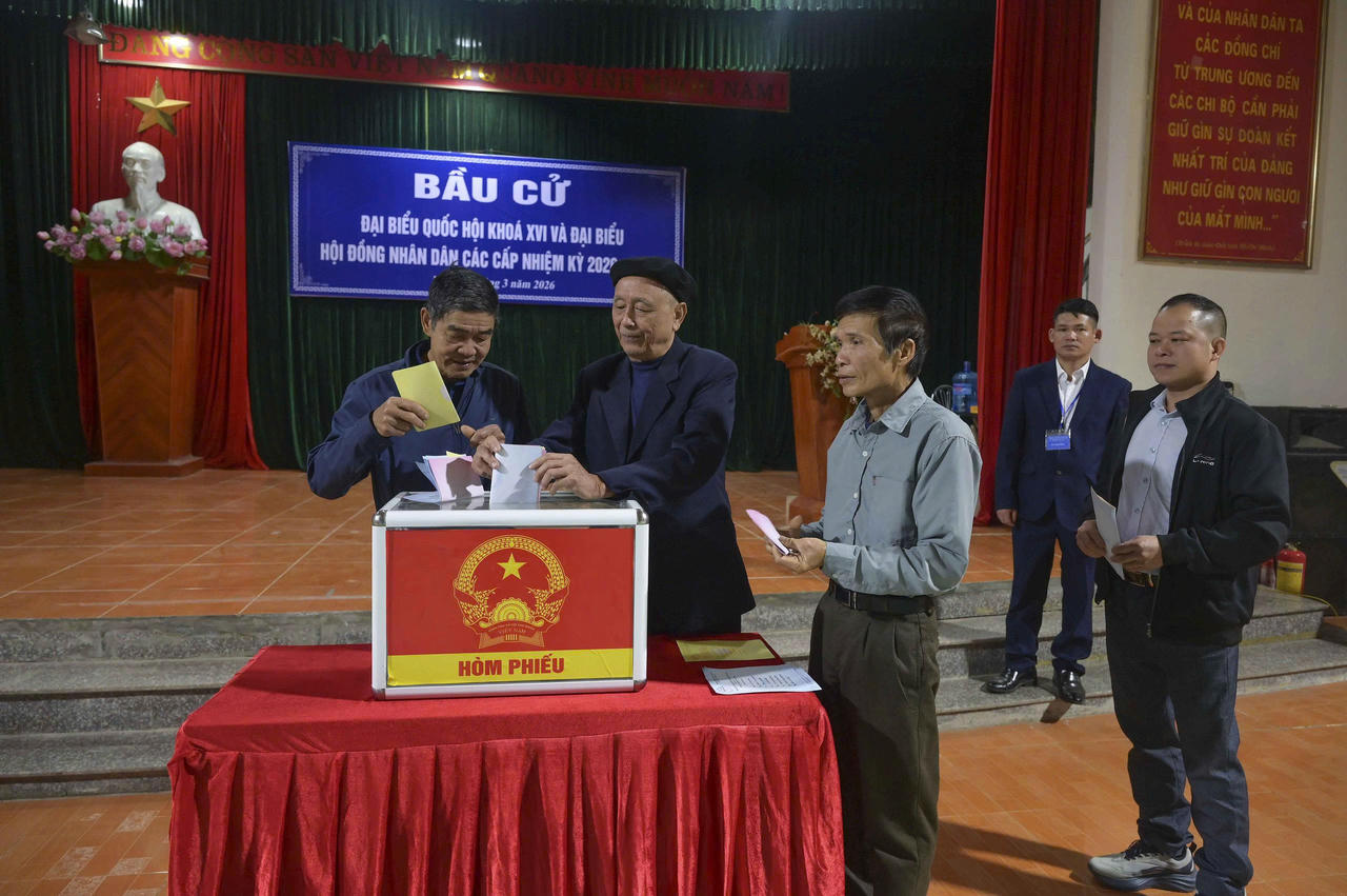 Cử tri Lào Cai hăng hái tham gia bầu cử