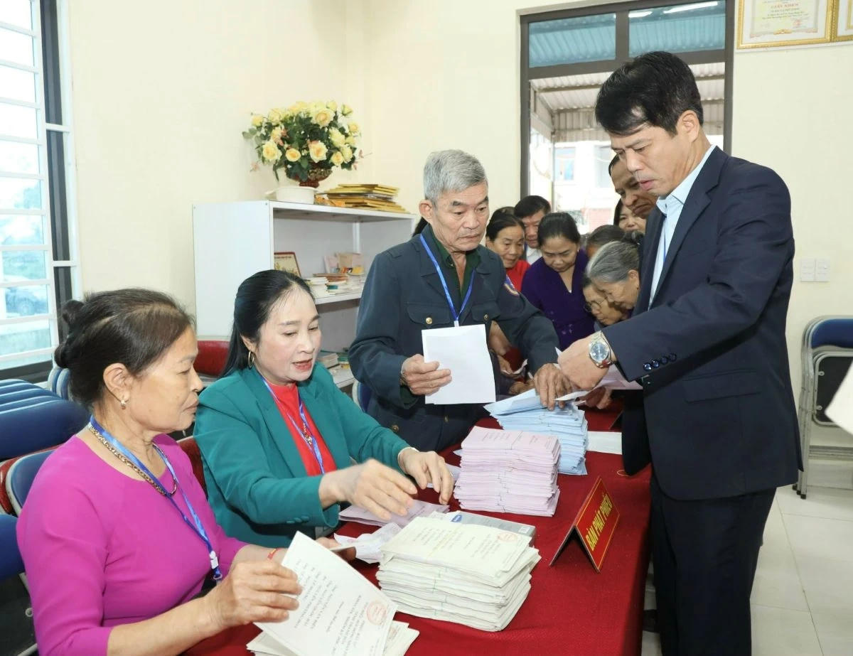 Cử tri nhận phiếu để thực hiện quyền bầu cử tại khu vực bỏ phiếu số 65.