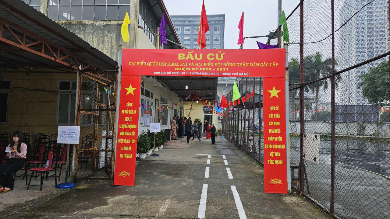 Cử tri Hà Nội hân hoan trong ngày bầu cử 