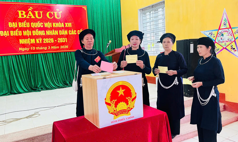 Cử tri bỏ phiếu tại Khu vực bỏ phiếu số 1, xã Sa Lý.