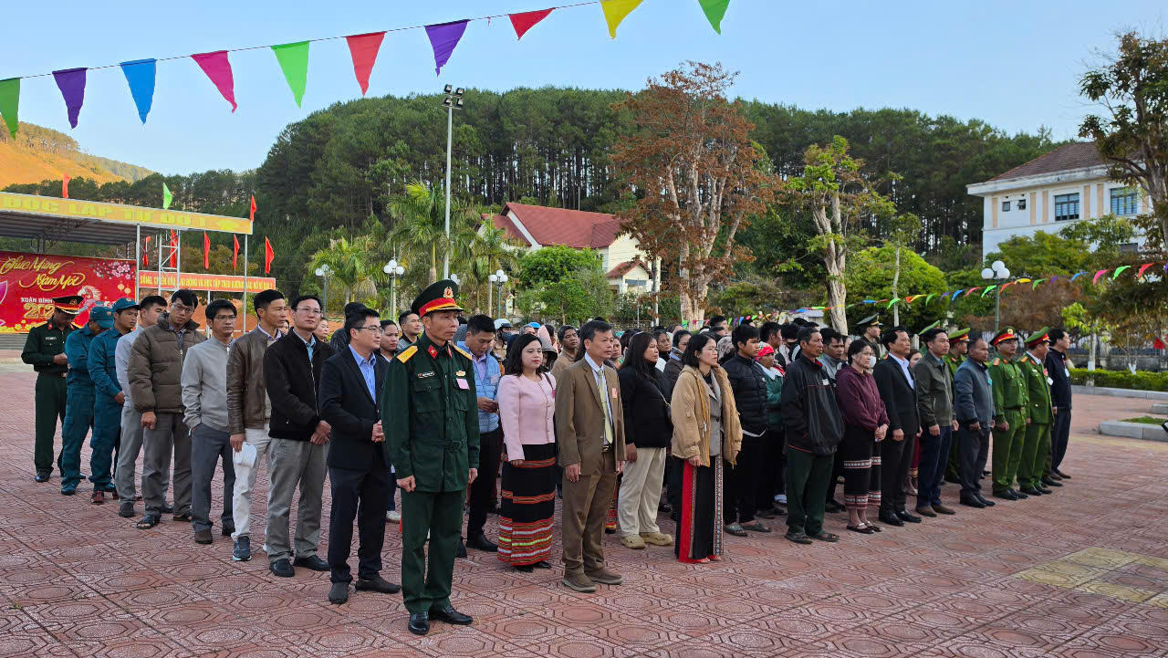 Cán bộ, chiến sĩ lực lượng vũ trang và người dân xã Tu Mơ Rông tham dự lễ khai mạc bầu cử đại biểu Quốc hội khóa XVI và đại biểu HĐND các cấp nhiệm kỳ 2026-2031.