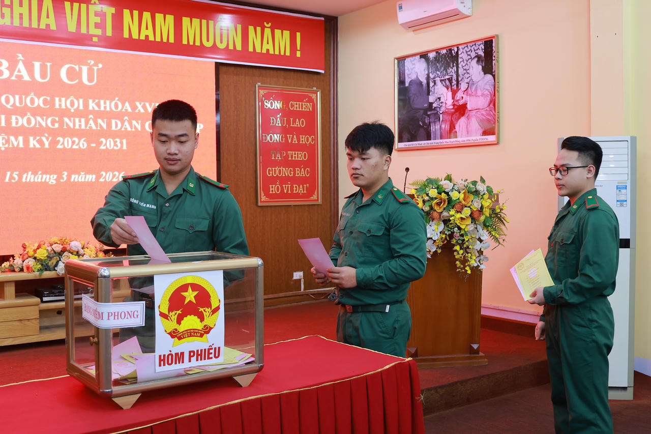 Những lá phiếu từ lúc rạng sáng của các cán bộ, chiến sĩ đồn Biên phòng cửa khẩu quốc tế Lào Cai