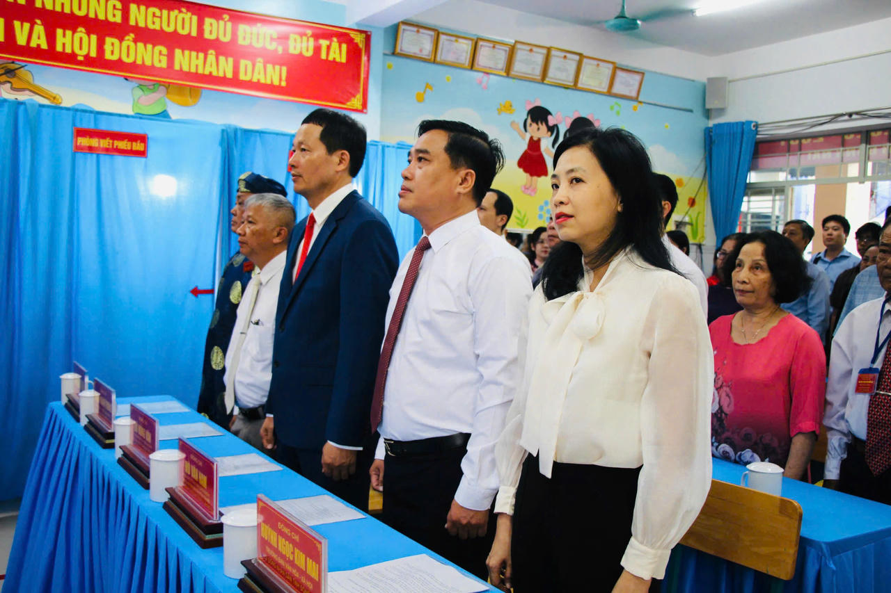 Khai mạc bầu cử tại khu vực bỏ phiếu số 26, phường Trấn Biên (Đồng Nai), có sự tham dự của Bí thư Tỉnh ủy Vũ Hồng Văn.