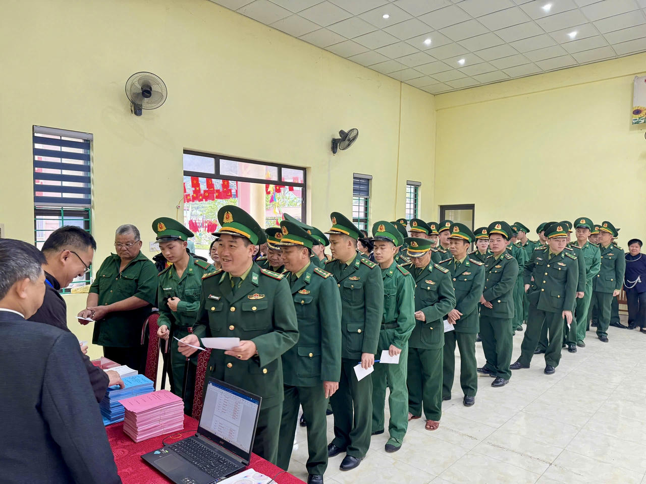 Những lá phiếu sớm của người lính quân hàm xanh trên tuyến đầu biên giới