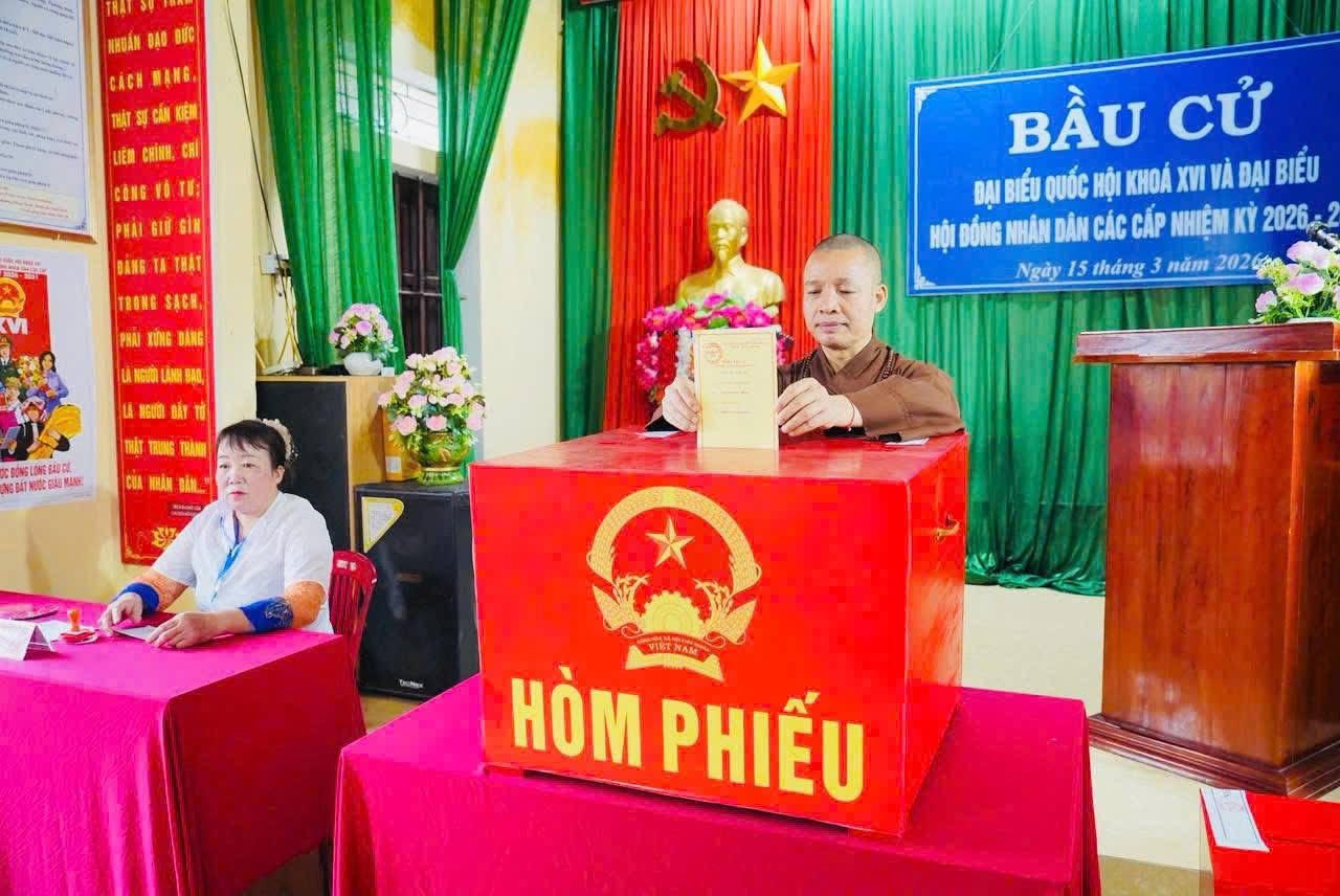 Chư tăng, phật tử tích cực tham gia ngày hội bầu cử