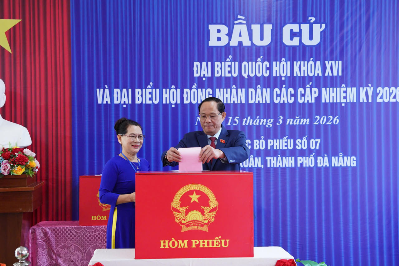 Phó Chủ tịch Quốc hội, Thượng tướng Trần Quang Phương tham gia bỏ phiếu. 