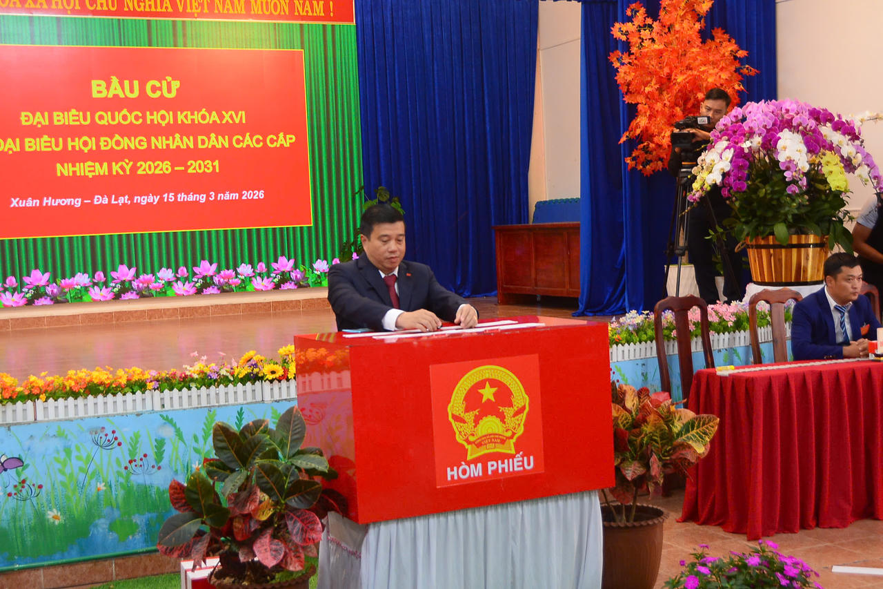 Bí thư Tỉnh ủy, Trưởng đoàn ĐBQH tỉnh Lâm Đồng Y Thanh Hà Niê Kđăm bỏ phiếu tại khu vực bỏ phiếu số 21, tổ dân phố Lê Hồng Phong, phường Xuân Hương - Đà Lạt.