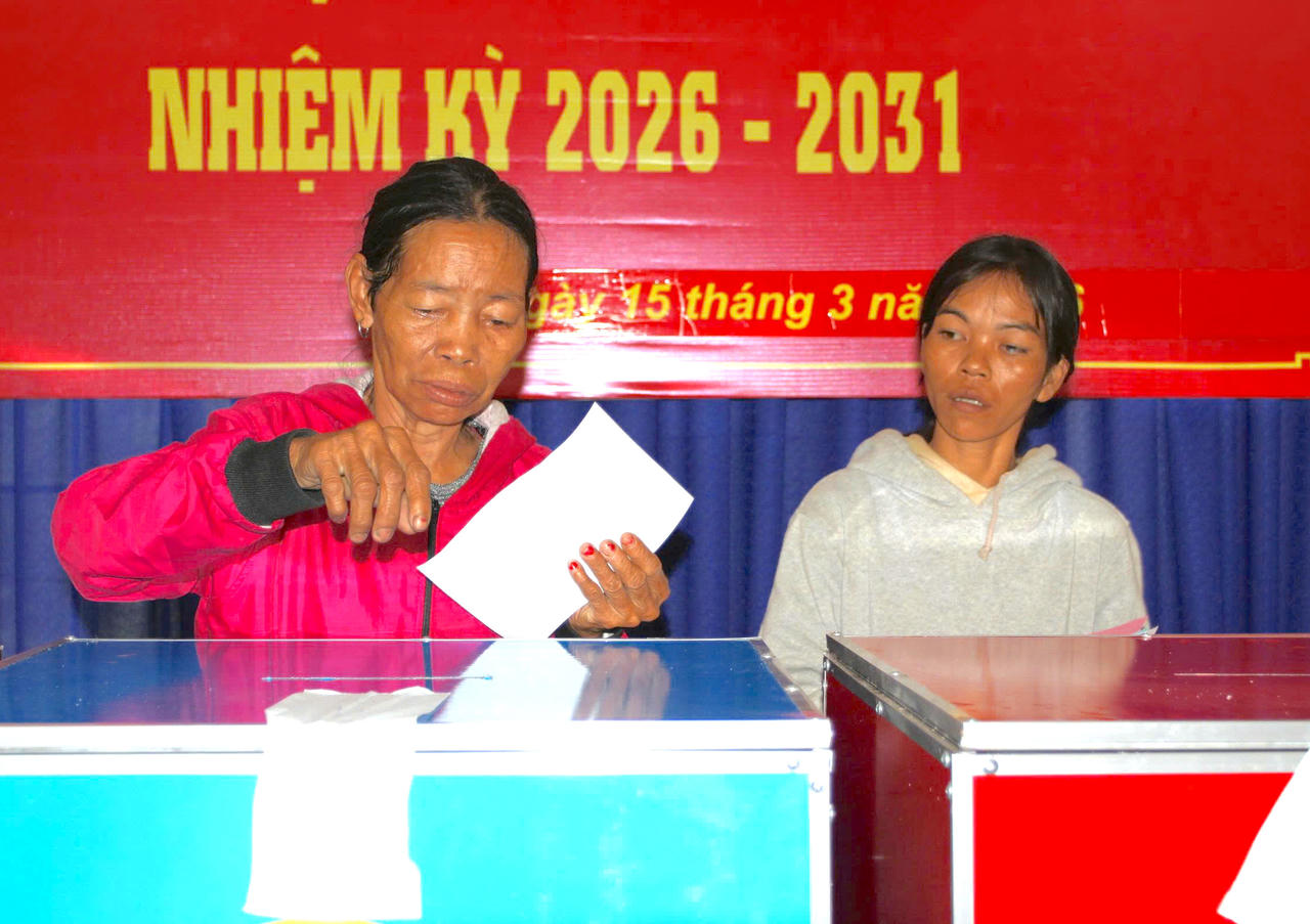 Cử tri xã miền núi Khánh Vĩnh tham gia bỏ phiếu.