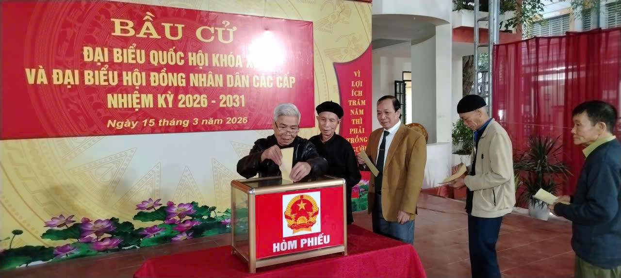 Cử tri xã Hợp Thành bỏ phiếu bầu.