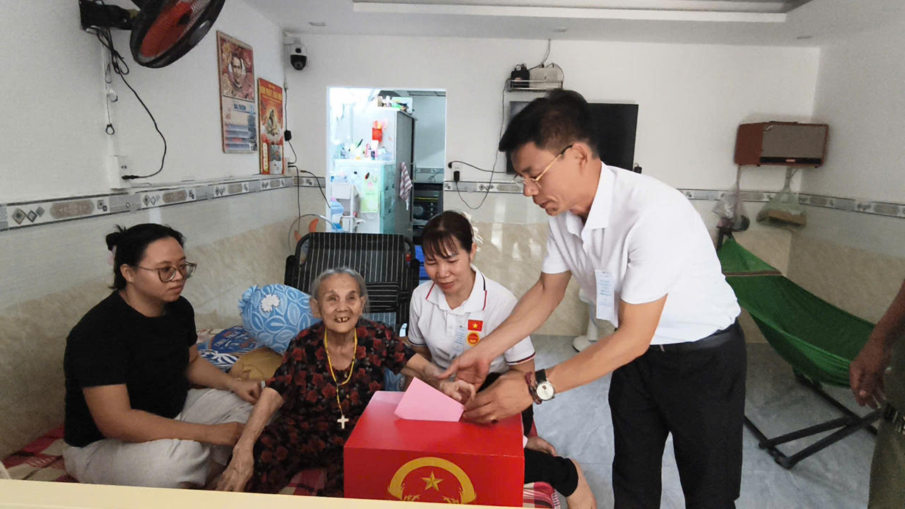 Các tổ bầu cử mang thùng phiếu phụ đến tận nhà các cử tri là người già, người khuyết tật để giúp họ thực hiện quyền bầu cử (Ảnh: UBND phường Thới An).