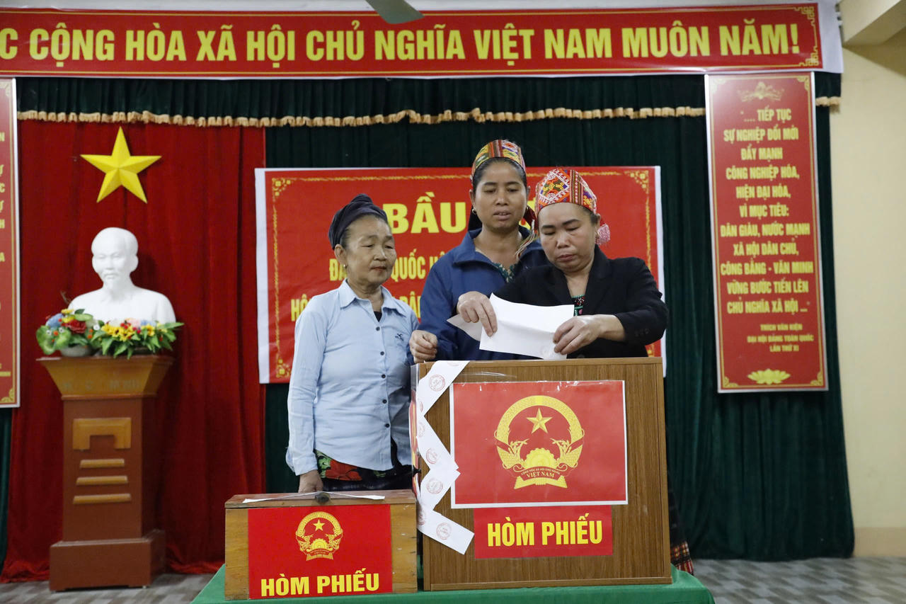 Các cử tri miền núi tỉnh Nghệ An thực hiện quyền bầu cử.