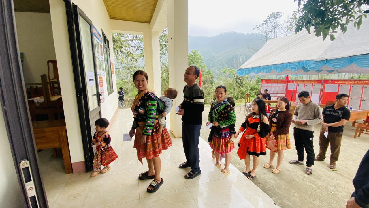 Bà con xã Thu Cúc tham gia bầu cử. (Ảnh: Ngọc Phúc)