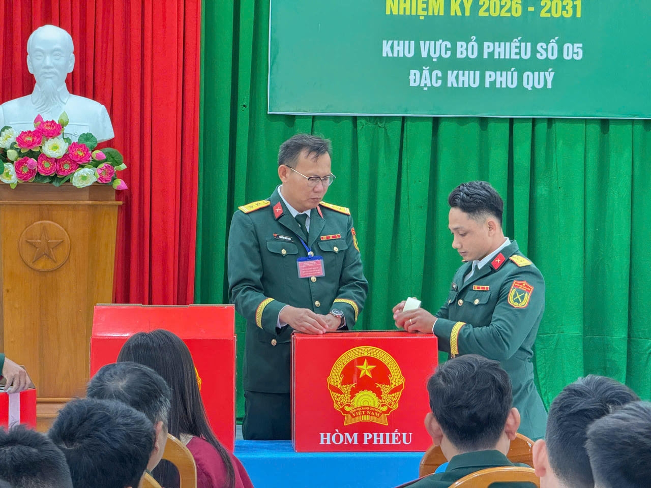 Cử tri Lâm Đồng từ đại ngàn xuống biển xanh hân hoan bỏ phiếu bầu cử