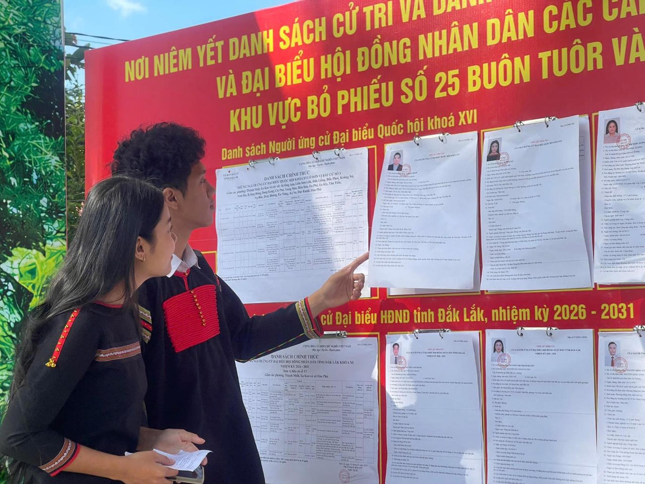 Cử tri quan tâm nghiên cứu tiểu cử của ứng cử viên.