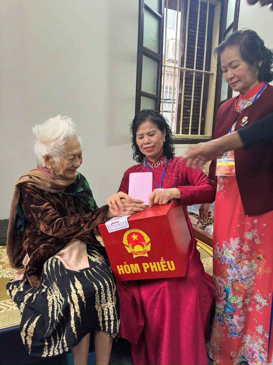 Không để ai bỏ lại phía sau, các tổ bầu cử Hà Nội đưa hòm phiếu đến với cử tri cao tuổi