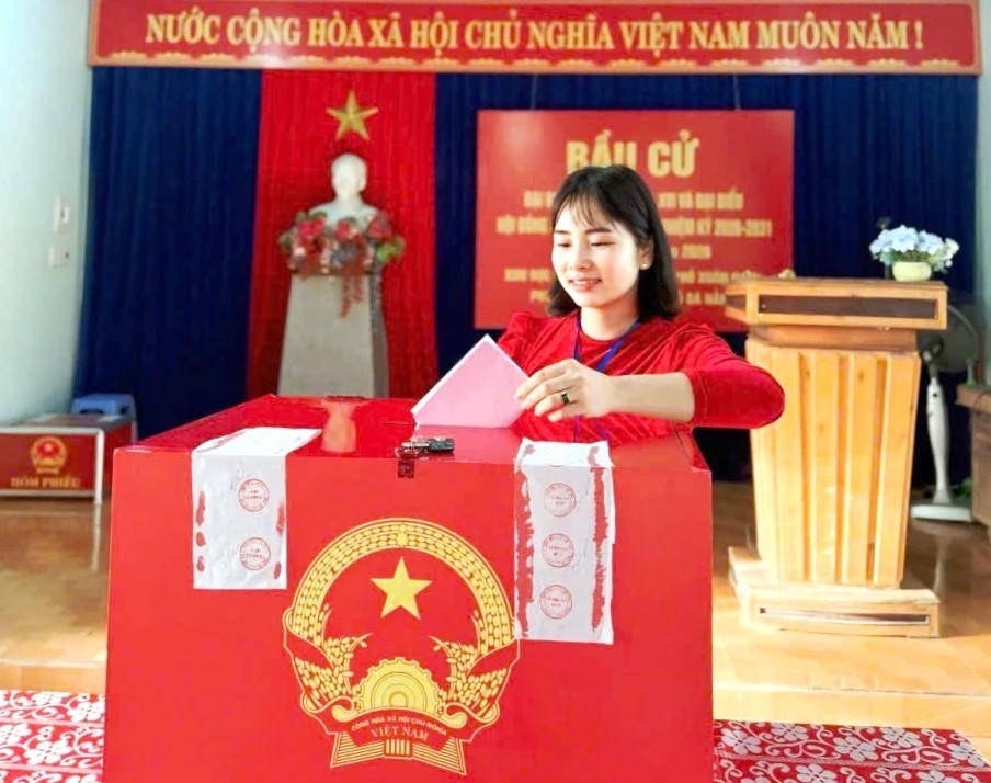 Cử tri vui vẻ, hào hứng tham gia bỏ phiếu.