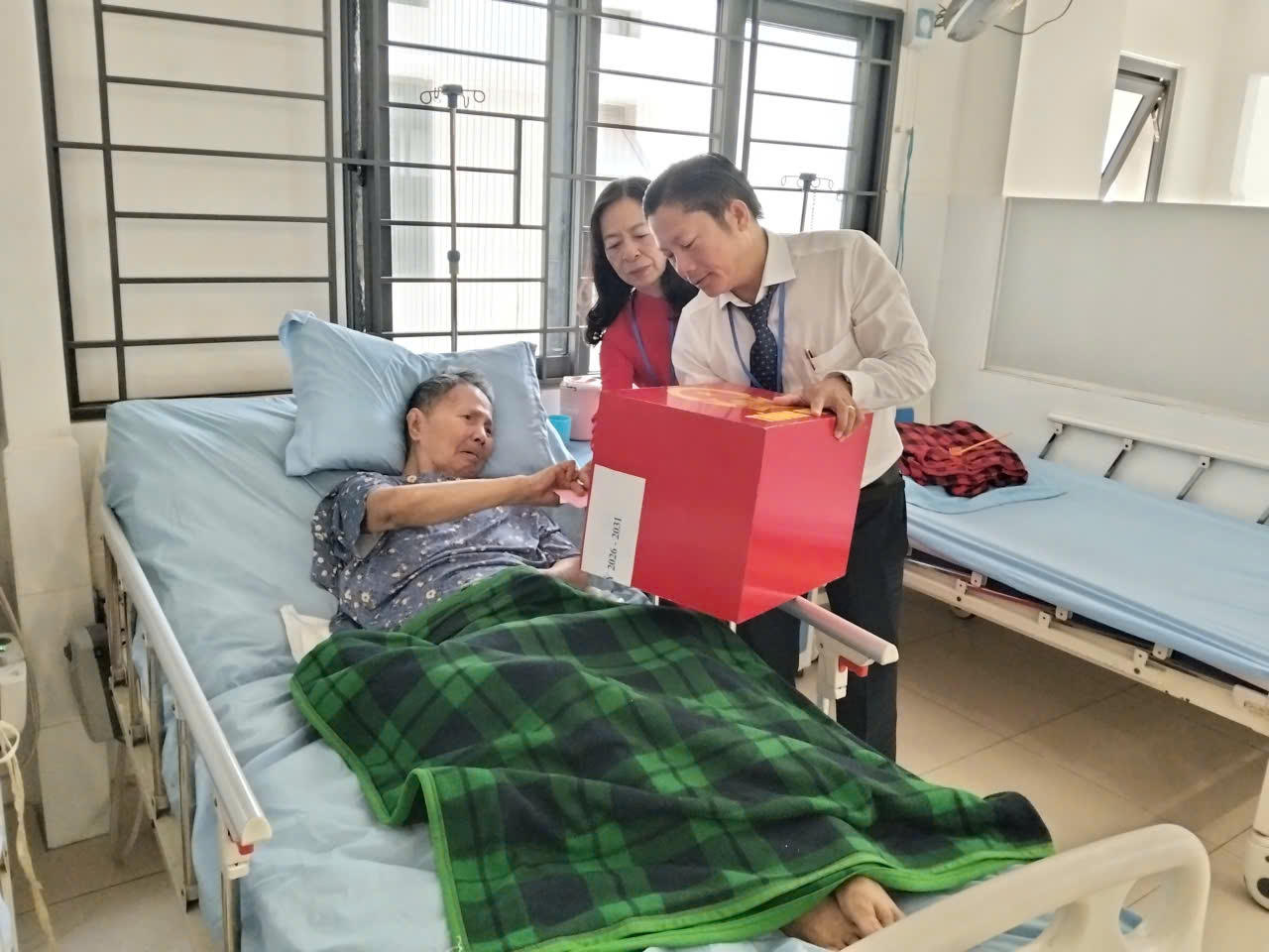 Tổ bầu cử số 2, phường Thới An mang thùng phiếu phụ đến tận nơi giúp cử tri thực hiện quyền bầu cử (Ảnh: UBND phường Thới An).