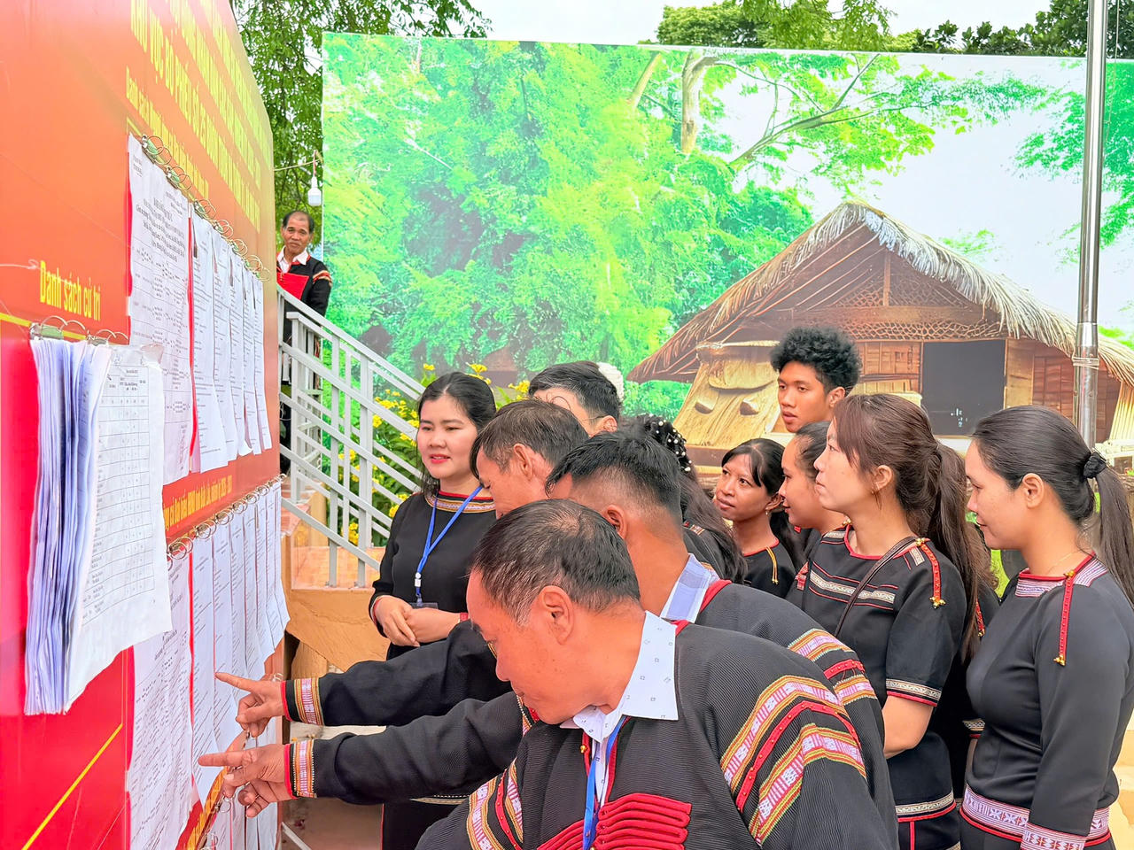 Cử tri nghiên cứu kỹ ứng cử viên trước khi bỏ phiếu.