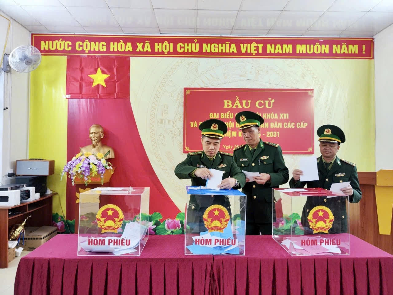 Những lá phiếu sớm của người lính quân hàm xanh trên tuyến đầu biên giới