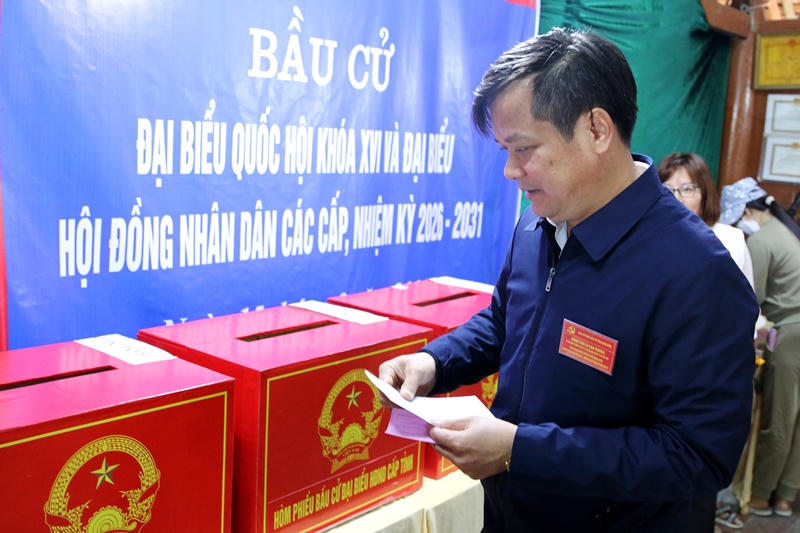 Ông Lò Văn Cương, Phó Chủ tịch Thường trực UBND tỉnh Điện Biên tham gia bỏ phiếu tại phường Mường Thanh.