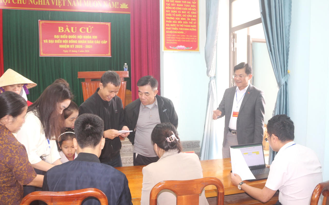 Cử tri xã Quảng Trạch vui vẻ trao đổi sau khi hoàn thành việc bỏ phiếu bầu đại biểu Quốc hội khóa XVI và đại biểu HĐND các cấp nhiệm kỳ 2026-2031.