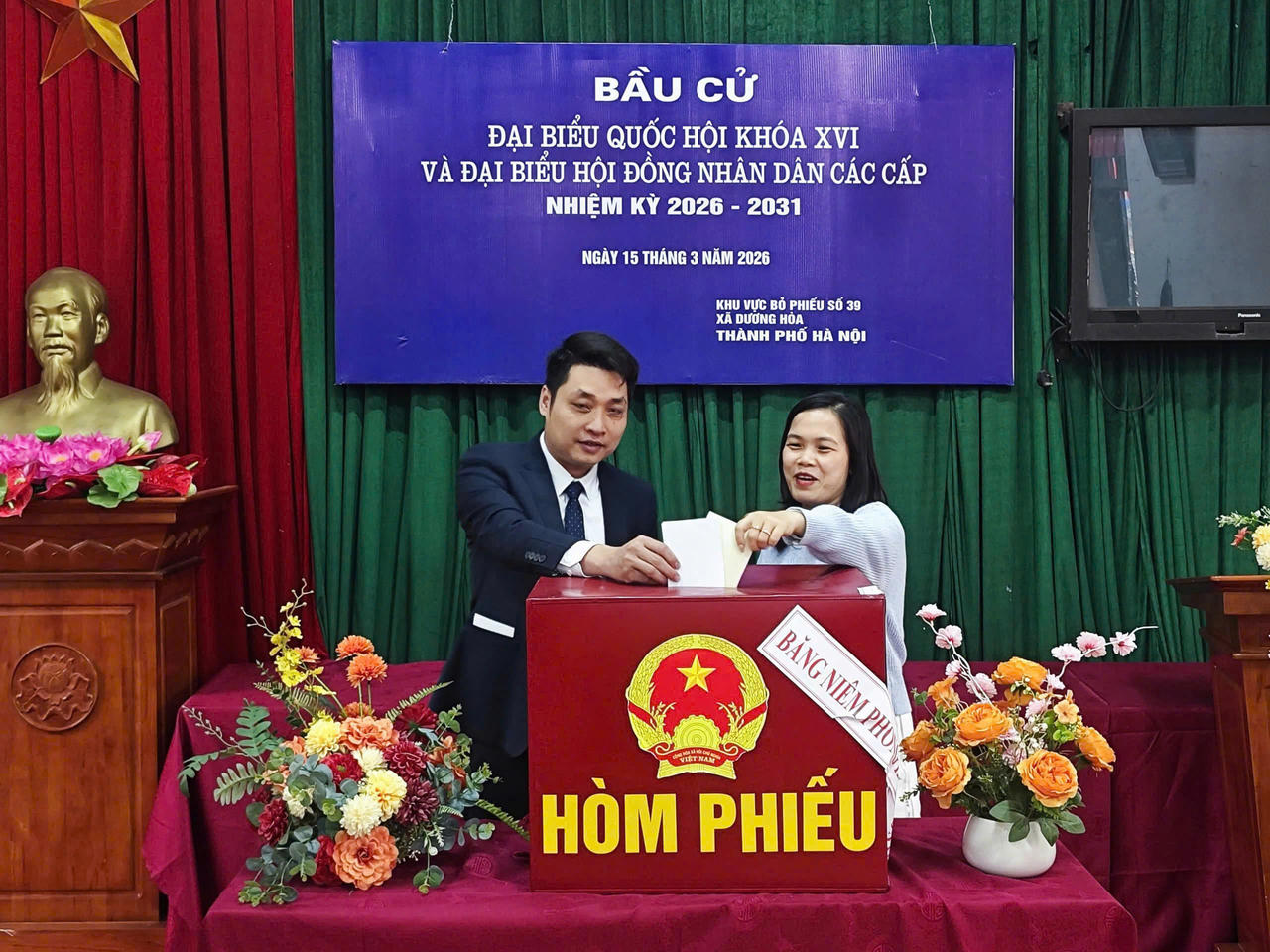 Cử tri Hà Nội hân hoan trong ngày bầu cử 