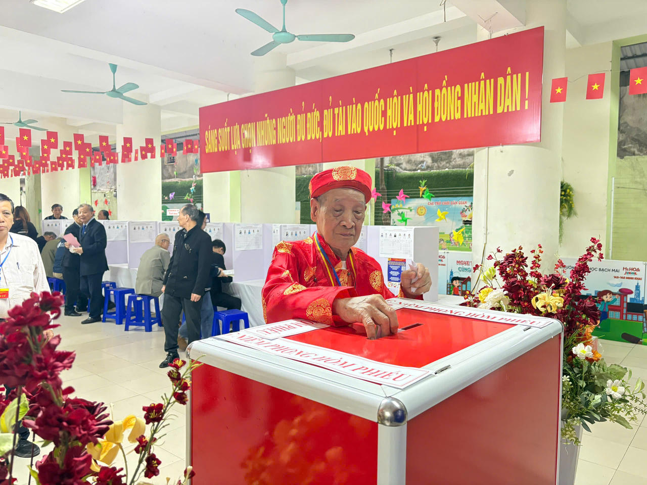 Cử tri cao tuổi đi bầu cử tại khu vực bỏ phiếu số 31, phường Bạch Mai, Hà Nội. Ảnh: Phương Mai