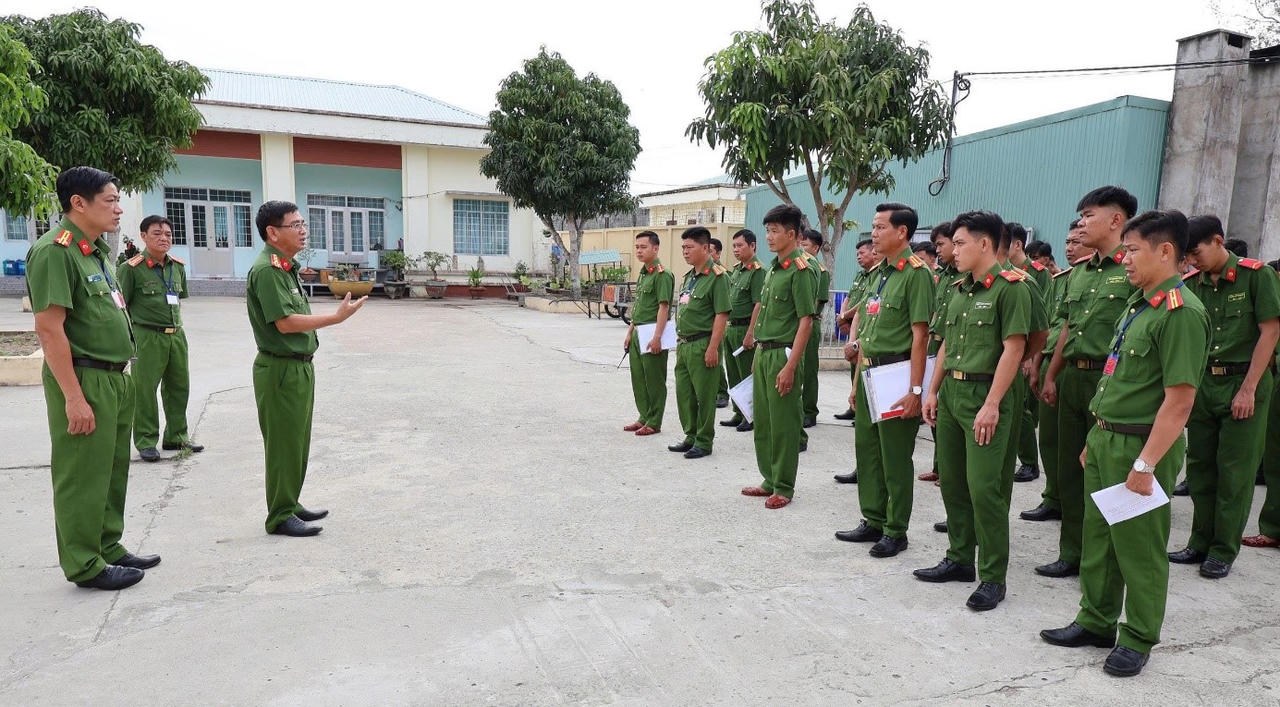 Đại tá Trần Văn Cung - Phó Giám đốc Công an tỉnh An Giang, quán triệt nhiệm vụ cho cán bộ, chiến sỹ làm công tác bảo vệ và tham gia Tổ bầu cử tại Trại tạm giam số 2.