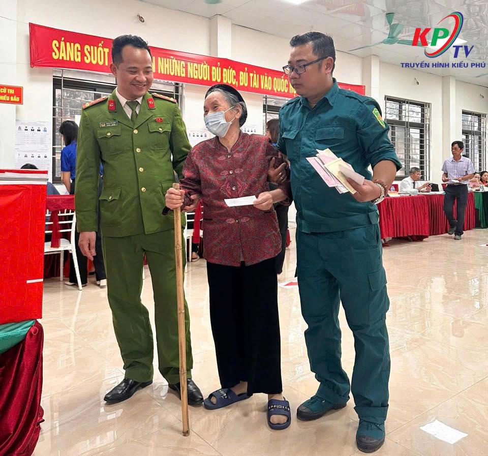 Nhiều cử tri cao tuổi đã được thành viên tổ bầu cử hỗ trợ để hoàn thành nghĩa vụ của công dân tại các điểm bầu cử