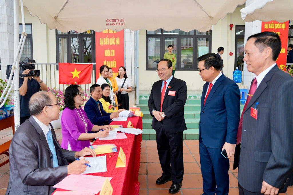 Bí thư Tỉnh ủy Quảng Ninh yêu cầu, các điểm bỏ phiếu đã đạt 100% cử tri tham gia bầu cử, các tổ bầu cử vẫn phải duy trì chế độ trực đầy đủ đến 19 giờ ngày 15/3 theo quy định.