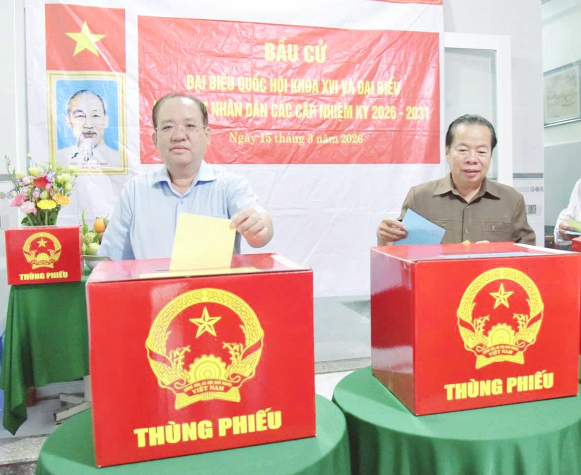 Ông Nguyễn Thanh Phong, Ủy viên Ban Thường vụ Tỉnh ủy, Phó Chủ tịch Thường trực UBND tỉnh An Giang bỏ phiếu.