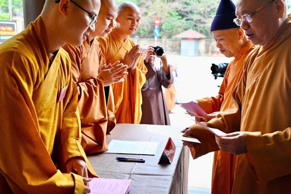 Chư tăng, phật tử tích cực tham gia ngày hội bầu cử