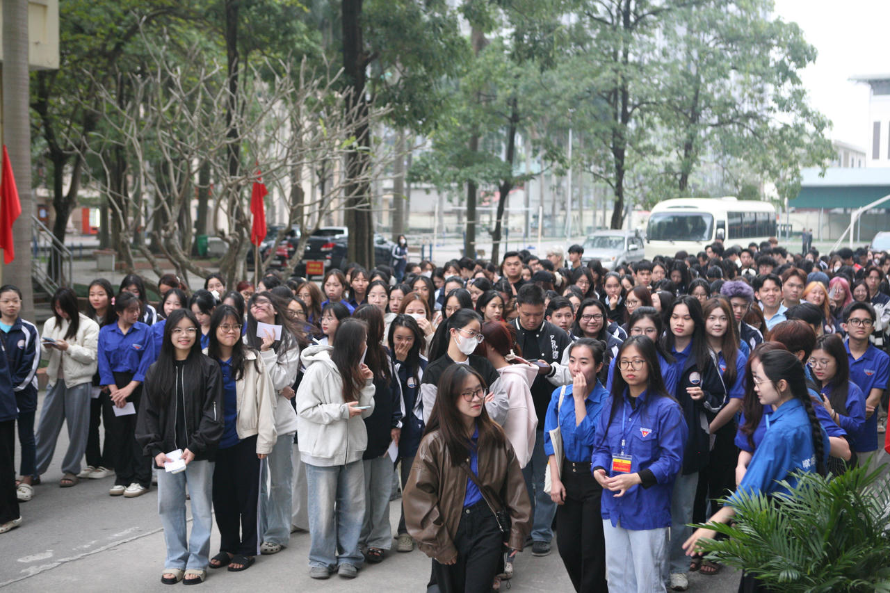 Khung cảnh sinh viên xếp hàng chờ đến lượt bầu cử của mình