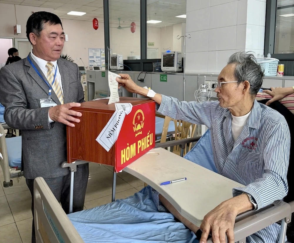 Cử tri là bệnh nhân thực hiện quyền bầu cử ngay tại bệnh viện.