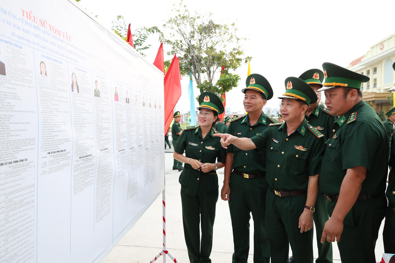 Các cử tri nghiên cứu tiểu sử tóm tắt các ứng cử viên trước khi bầu cử.