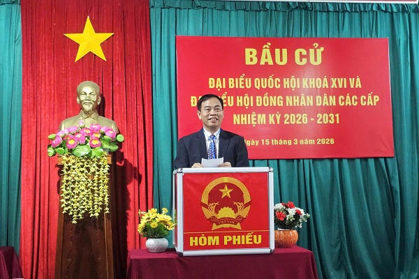 Từ dòng người đi bầu cử đến bài thơ “Thay lời cảm ơn”