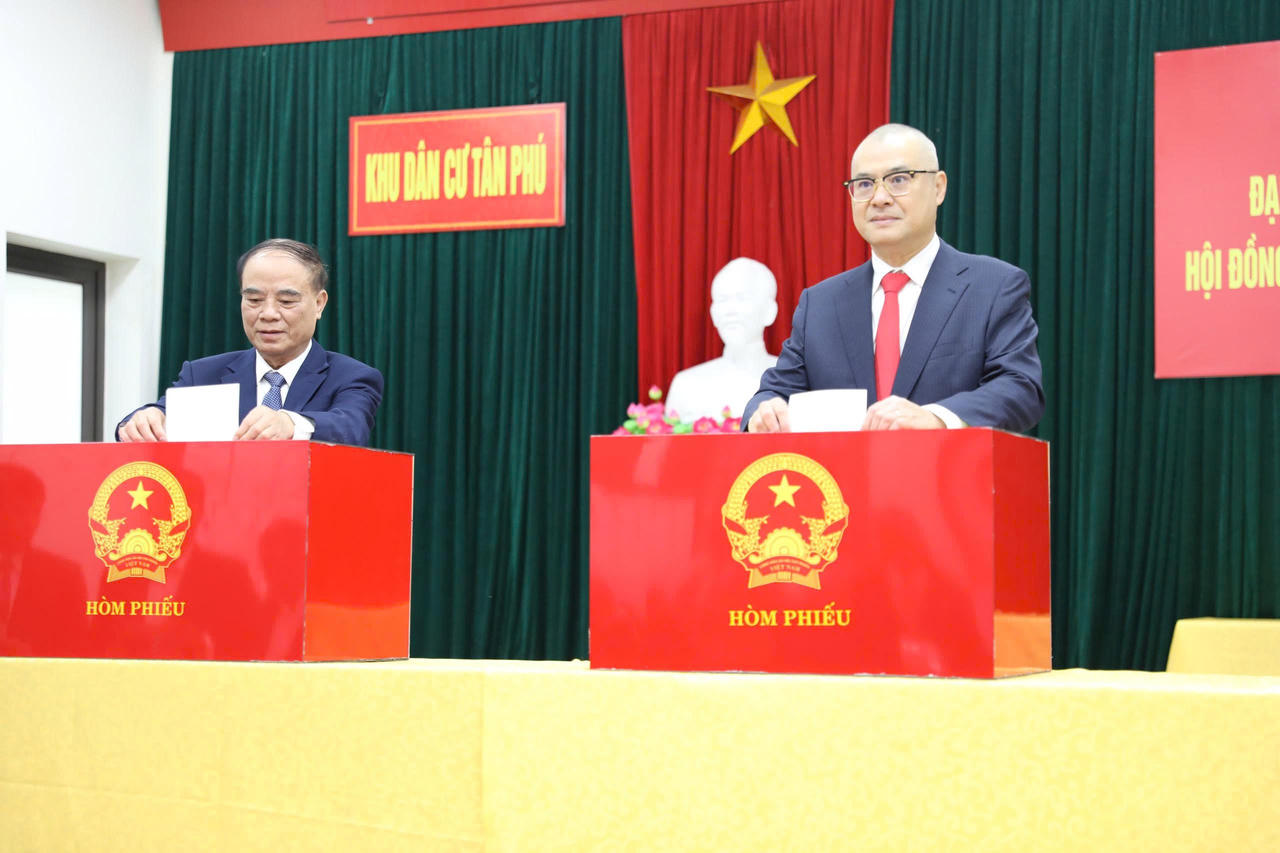 Bí thư Tỉnh ủy Phú Thọ tham gia bỏ phiếu. (Ảnh: Ngọc Phúc)