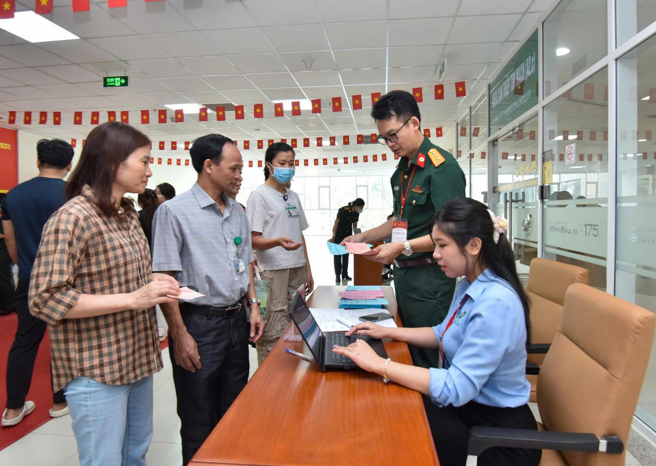 Bệnh viện Quân y 175 tổ chức cho bệnh nhân bỏ phiếu bầu cử trên giường bệnh 