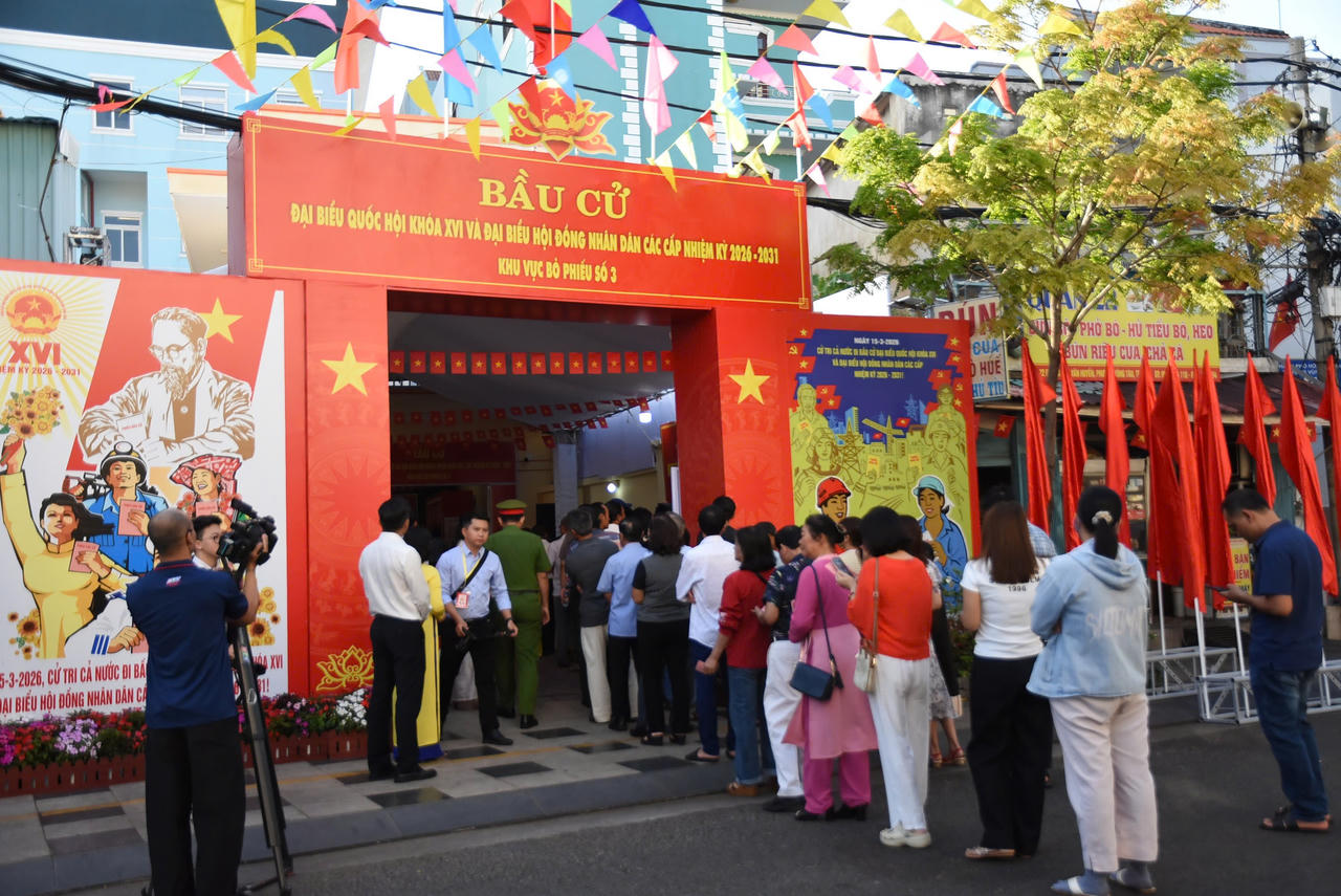 Cử tri phường Vũng Tàu xếp hàng chờ bỏ phiếu.