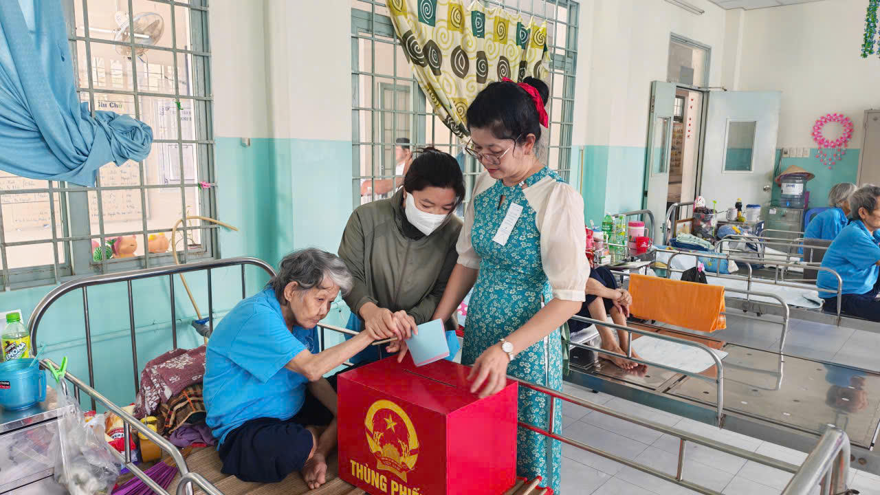 Tổ bầu cử 37 mang thùng phiếu phụ giúp người khuyết tật thực hiện bầu cử (Ảnh: UBND phường Thới An).