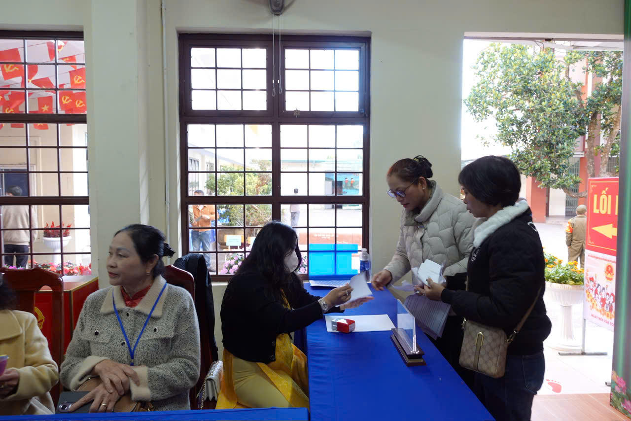 Cử tri Lâm Đồng từ đại ngàn xuống biển xanh hân hoan bỏ phiếu bầu cử