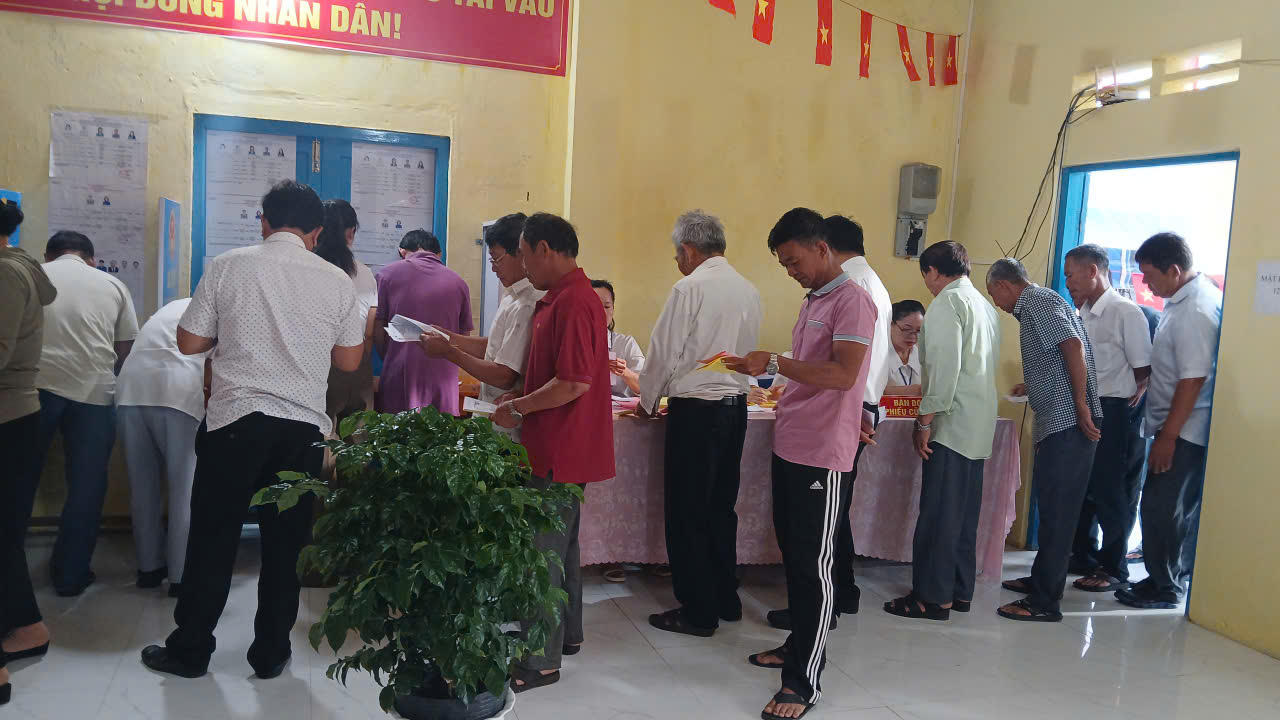 Cử tri Lâm Đồng từ đại ngàn xuống biển xanh hân hoan bỏ phiếu bầu cử