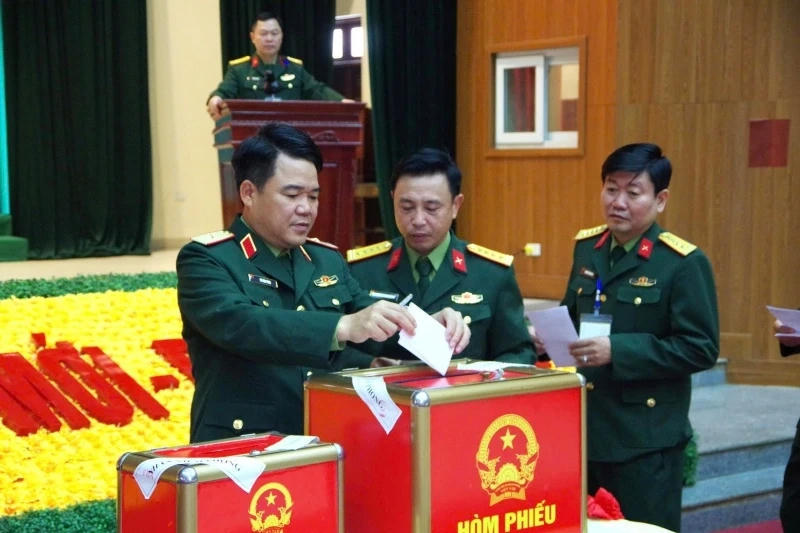 Cử tri là cán bộ, chiến sĩ Bộ&nbsp;Chỉ huy Quân sự tỉnh Thanh Hóa bỏ phiếu tại khu vực bỏ phiếu số 59.