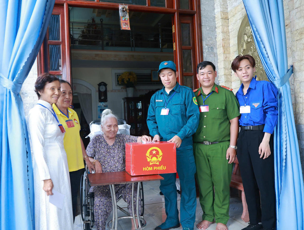 Các tổ bầu cử đến tận nhà để hỗ trợ cử tri cao tuổi.