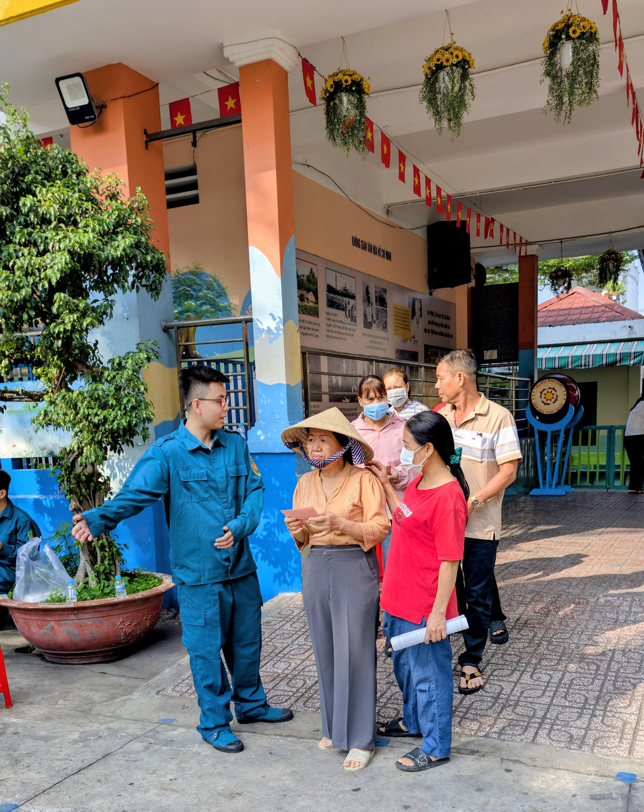 Lực lượng chức năng hướng dẫn người dân đi bầu cử tại phường Tam Bình.