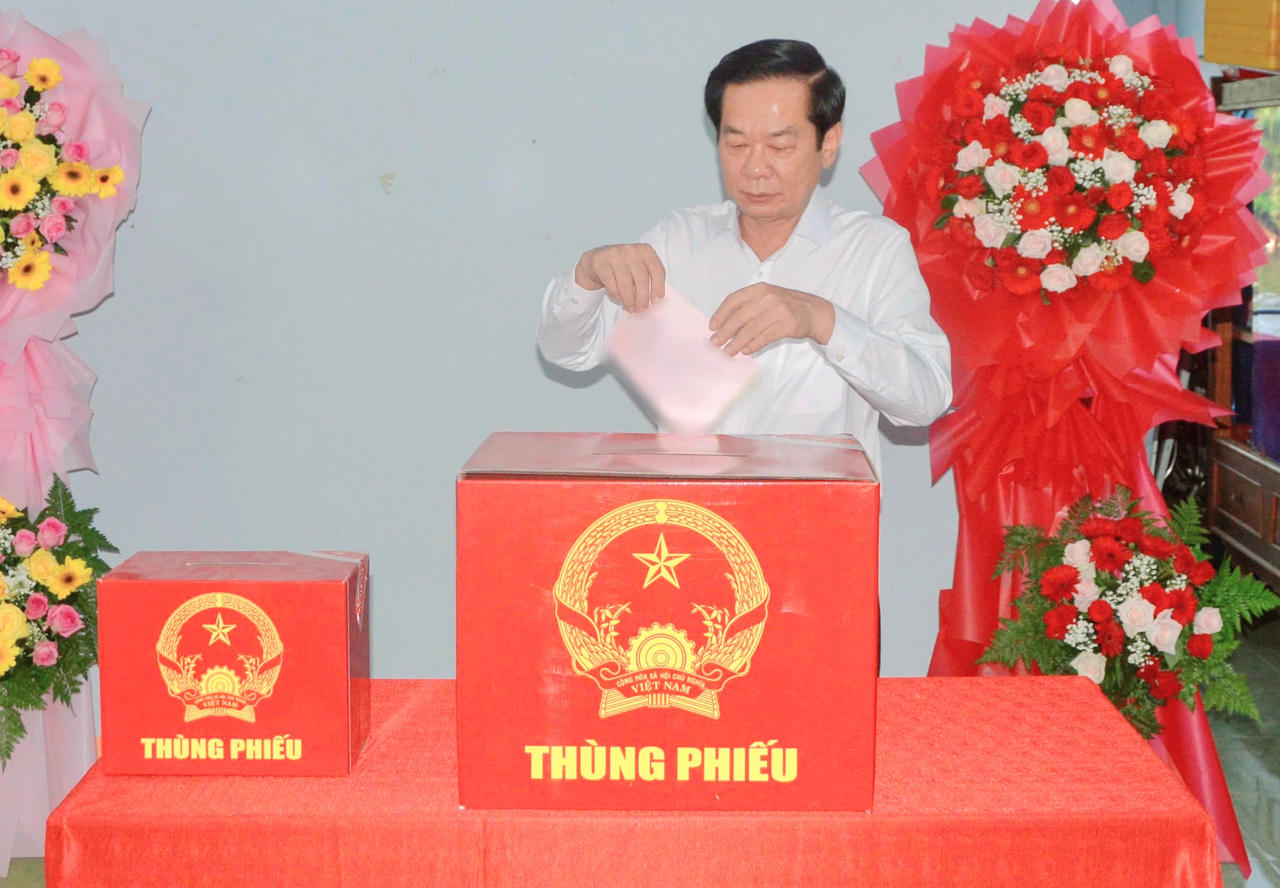 Ông Đỗ Thanh Bình - Ủy viên Ban Chấp hành Trung ương Đảng, Bộ trưởng Bộ Nội vụ, Phó Trưởng Ban Tổ chức Trung ương, Uỷ viên Hội đồng Bầu cử quốc gia bỏ phiếu bầu ĐBQH khóa XVI và đại biểu HĐND các cấp nhiệm kỳ 2026-2031 tại khu vực bỏ phiếu số 4, ấp Vĩnh Đông 2, xã Vĩnh Phong.