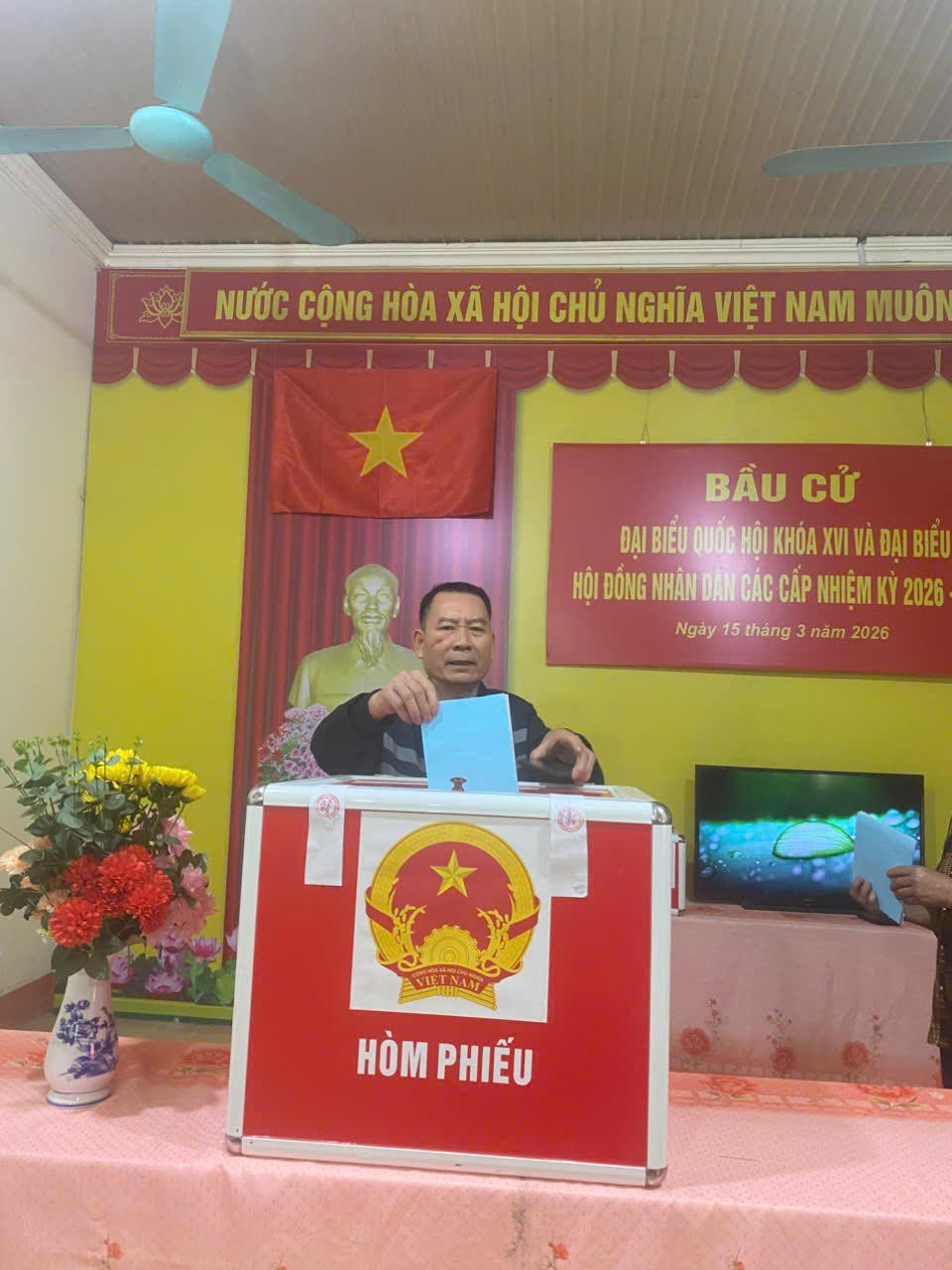 Cử tri Hà Phương Chân tham gia bỏ phiếu từ sáng sớm.