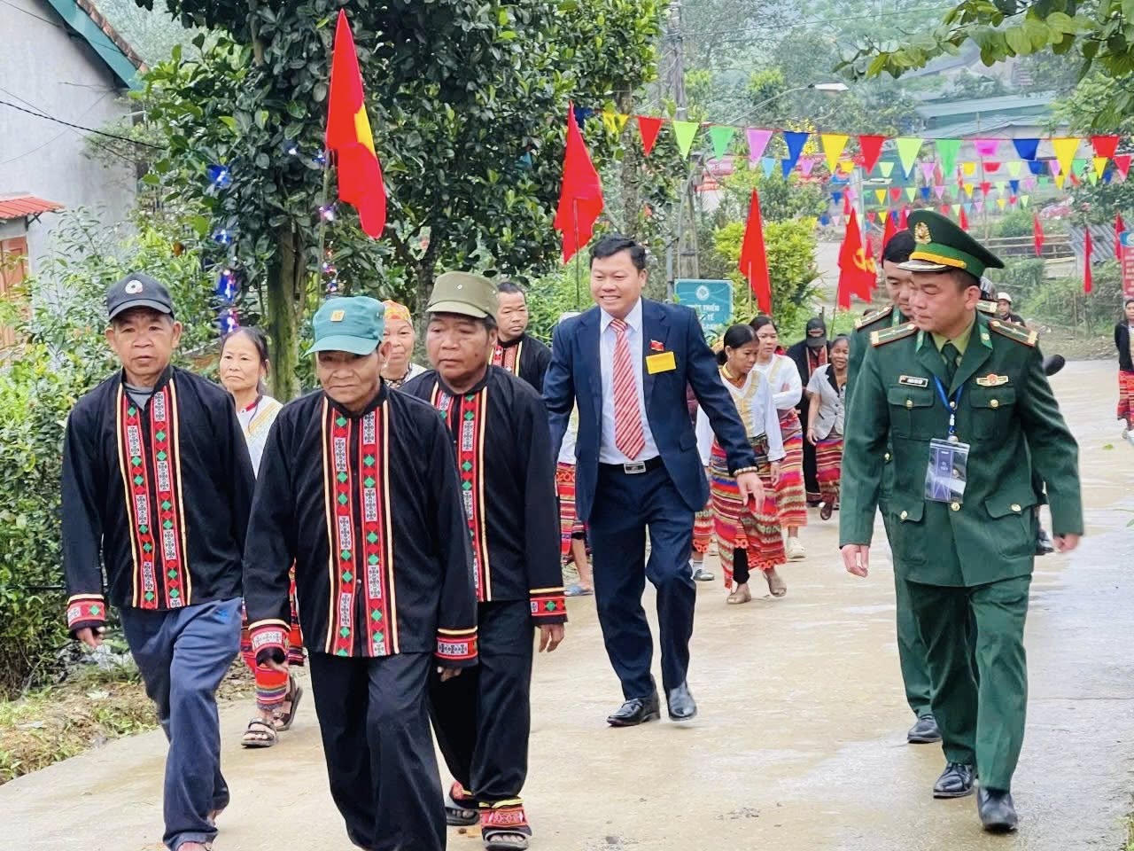 Cử tri đồng bào dân tộc Chứt trong trang phục truyền thống hào hứng đi bỏ phiếu bầu cử.